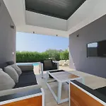 ヴィラ Beautiful In Kraj, Pasman Island With Outdoor Swimming Pool, Wifi And 3 Bedrooms