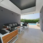 ヴィラ Beautiful In Kraj, Pasman Island With Outdoor Swimming Pool, Wifi And 3 Bedrooms