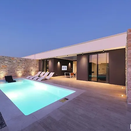 Beautiful In Kraj, Pasman Island With Outdoor Swimming Pool, Wifi And 3 Bedrooms 빌라 *
