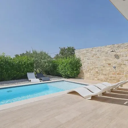 Beautiful In Kraj, Pasman Island With Outdoor Swimming Pool, Wifi And 3 Bedrooms * Ugrinici