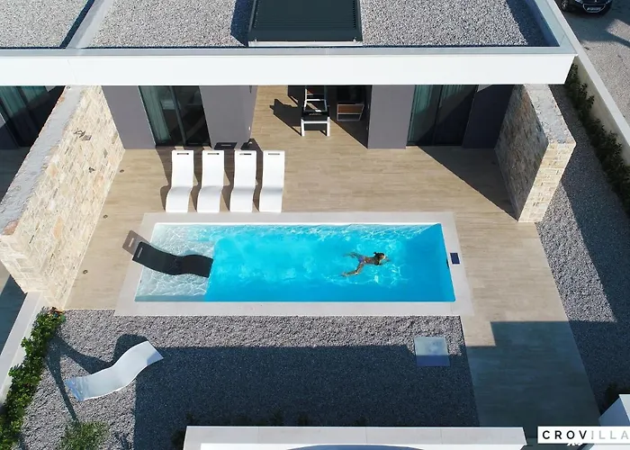 Beautiful In Kraj, Pasman Island With Outdoor Swimming Pool, Wifi And 3 Bedrooms * Ugrinici