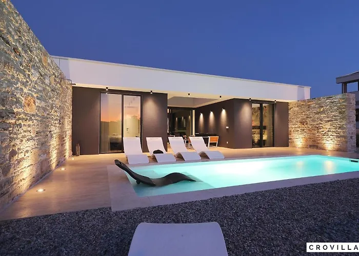 Beautiful In Kraj, Pasman Island With Outdoor Swimming Pool, Wifi And 3 Bedrooms * Ugrinici