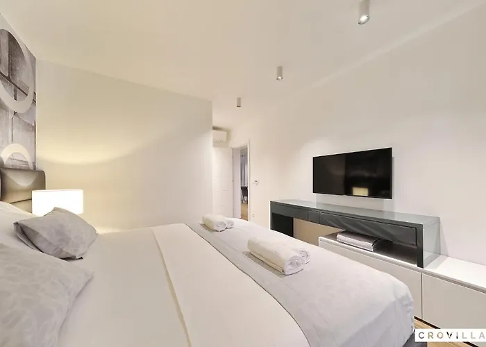 Beautiful In Kraj, Pasman Island With Outdoor Swimming Pool, Wifi And 3 Bedrooms Villa Ugrinici