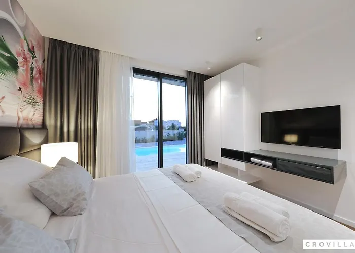 Beautiful In Kraj, Pasman Island With Outdoor Swimming Pool, Wifi And 3 Bedrooms Villa *
